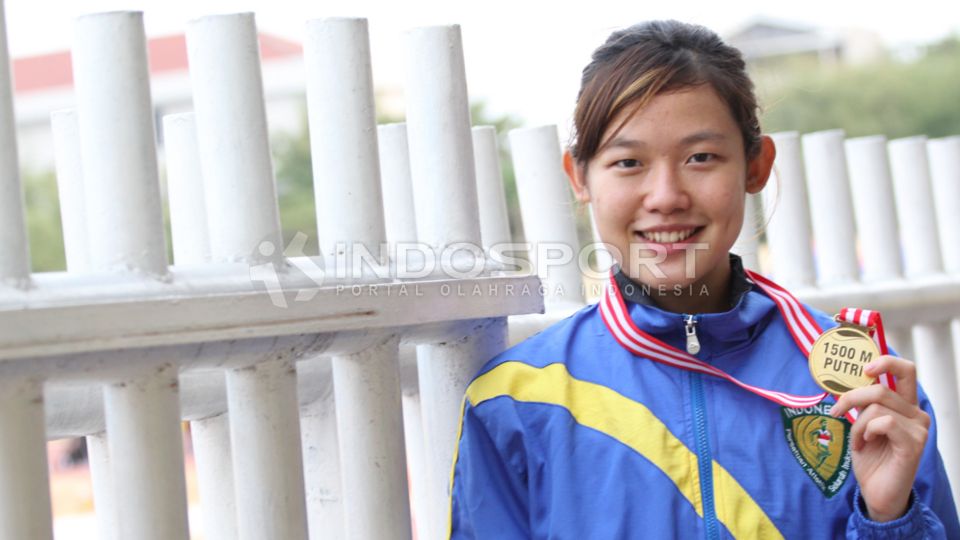 Pelari Jawa Barat, Abigail Dwi Setia, memenangkan lomba di nomor 1.500 meter Putri pada Kejuaran Nasional Atletik 2015 di Stadion Rawamangun, Rabu (02/09/15). Copyright: © Herry Ibrahim/INDOSPORT